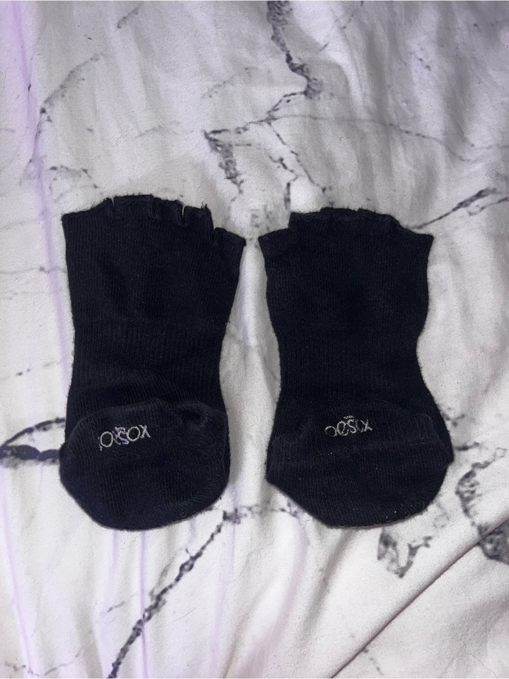 toesox Black Non-Slip Half Toe Grip Socks - Picture 3 of 5